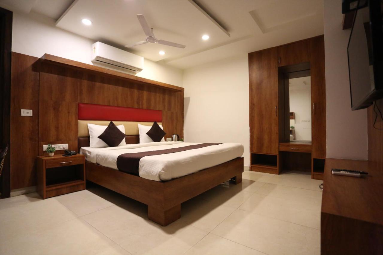 Hotel Sm Suits Near Delhi Airport-Unit By Grand Urban Luxury Нью-Дели Экстерьер фото